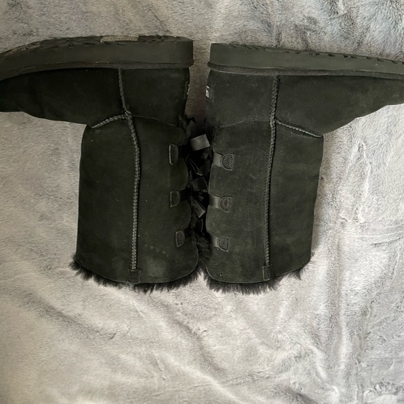 Ugg bow boots, slightly worn black with fuzzy inside! - Picture 2 of 3